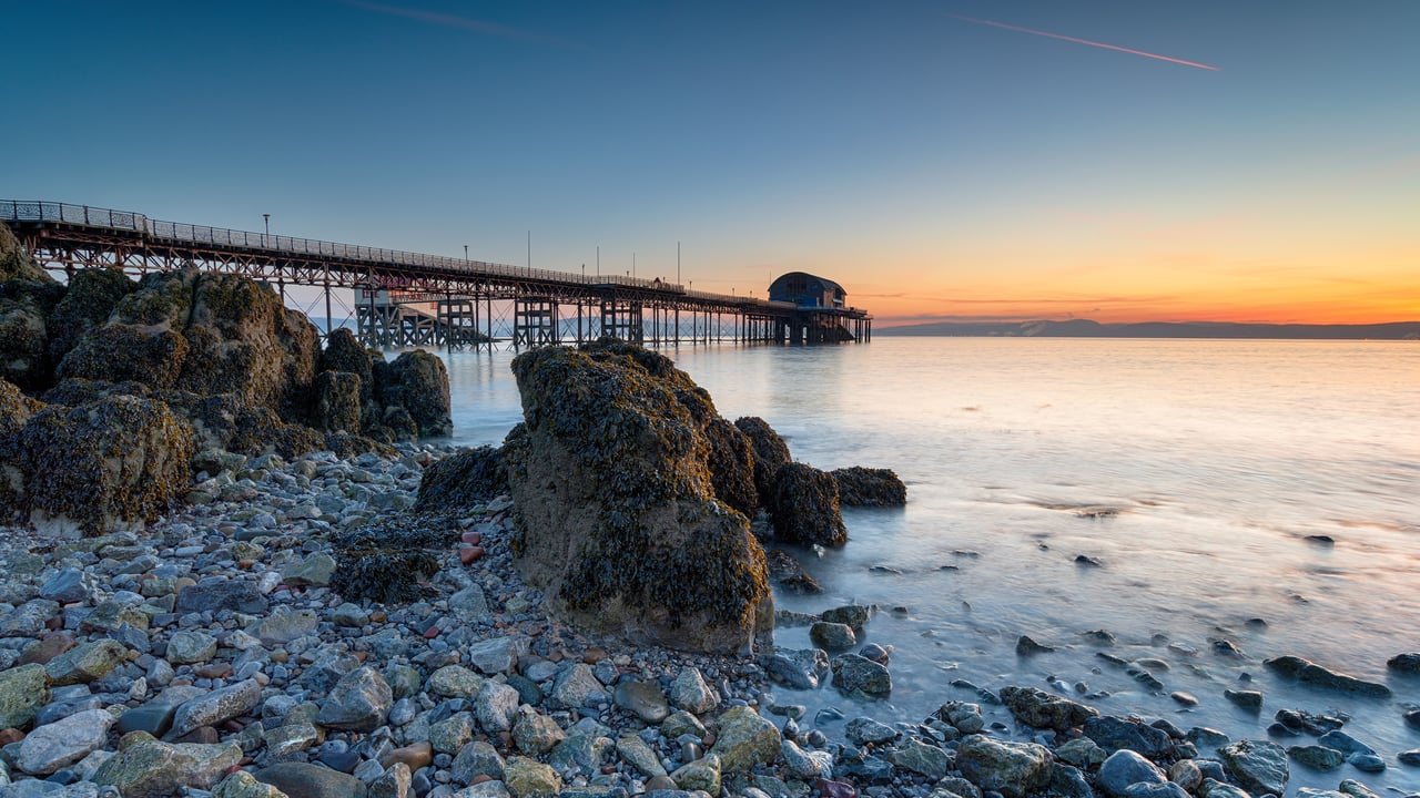 Mumbles Pier, Swansea, Wales (© Helen Hotson/Shutterstock)