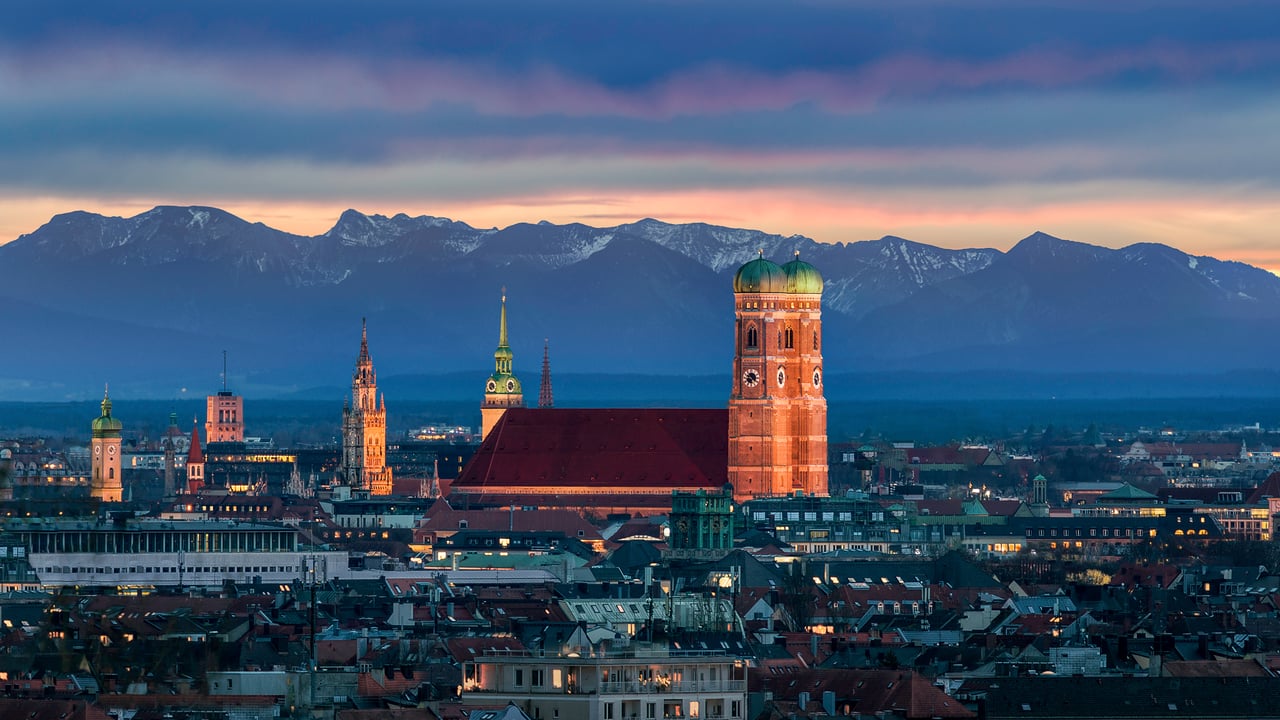 München mit der Frauenkirche vor den Alpen, Bayern (© MarcelStrelow/Getty Images)