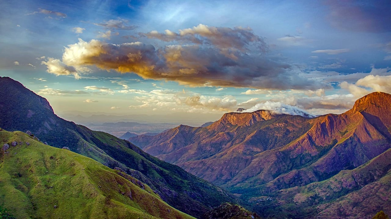 The valleys of Munnar, Kerala (© Through the beauty of Kerala ...../Getty Images)