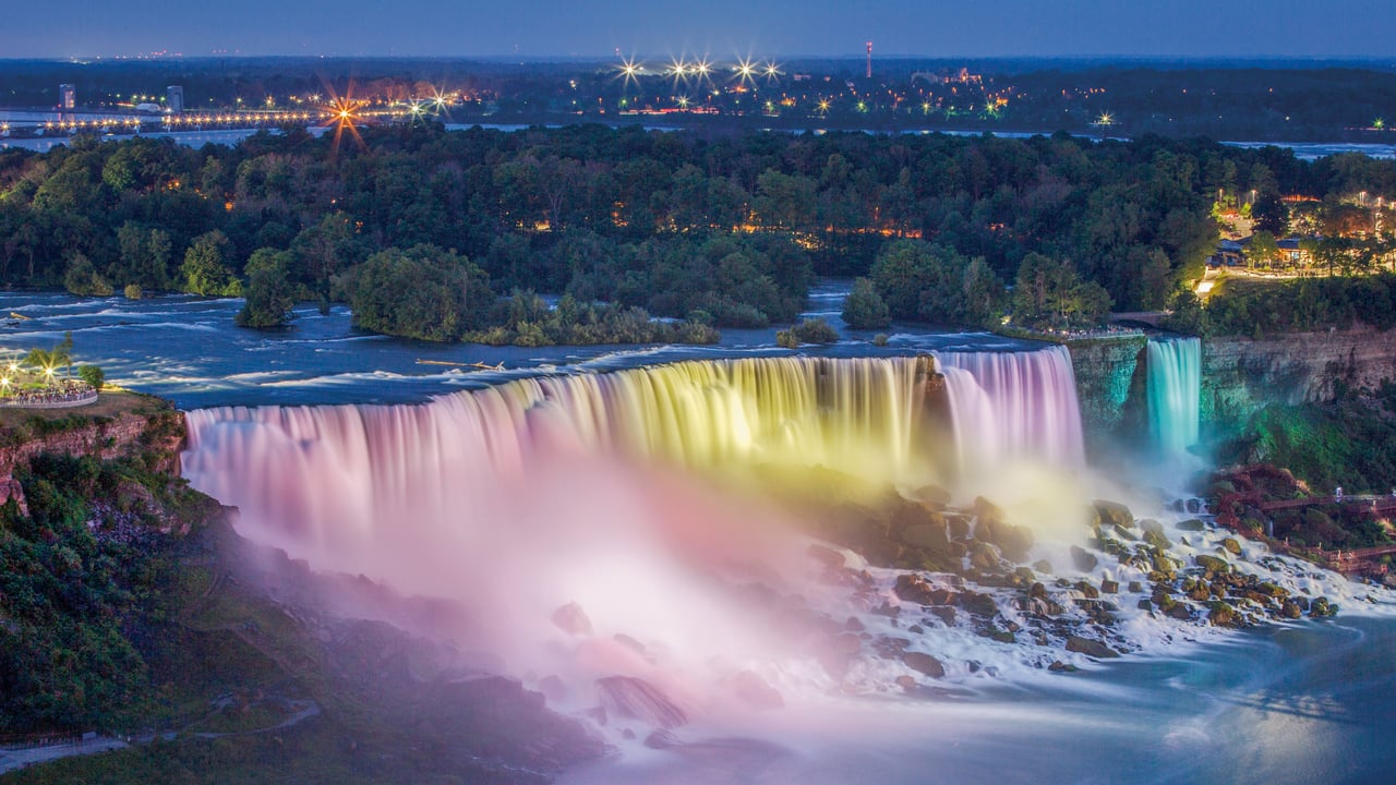 Horseshoe Falls illuminated at night in Niagara Falls, Ontario, Canada (© Jianmei Wang/Getty Images)