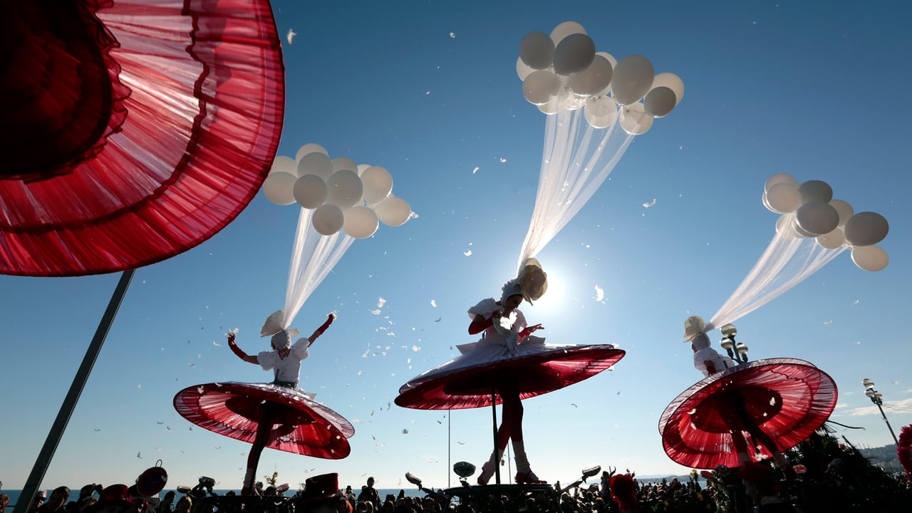Performance d’artistes lors de la parade du carnaval de Nice en 2013 (© REUTERS/Eric Gaillard)