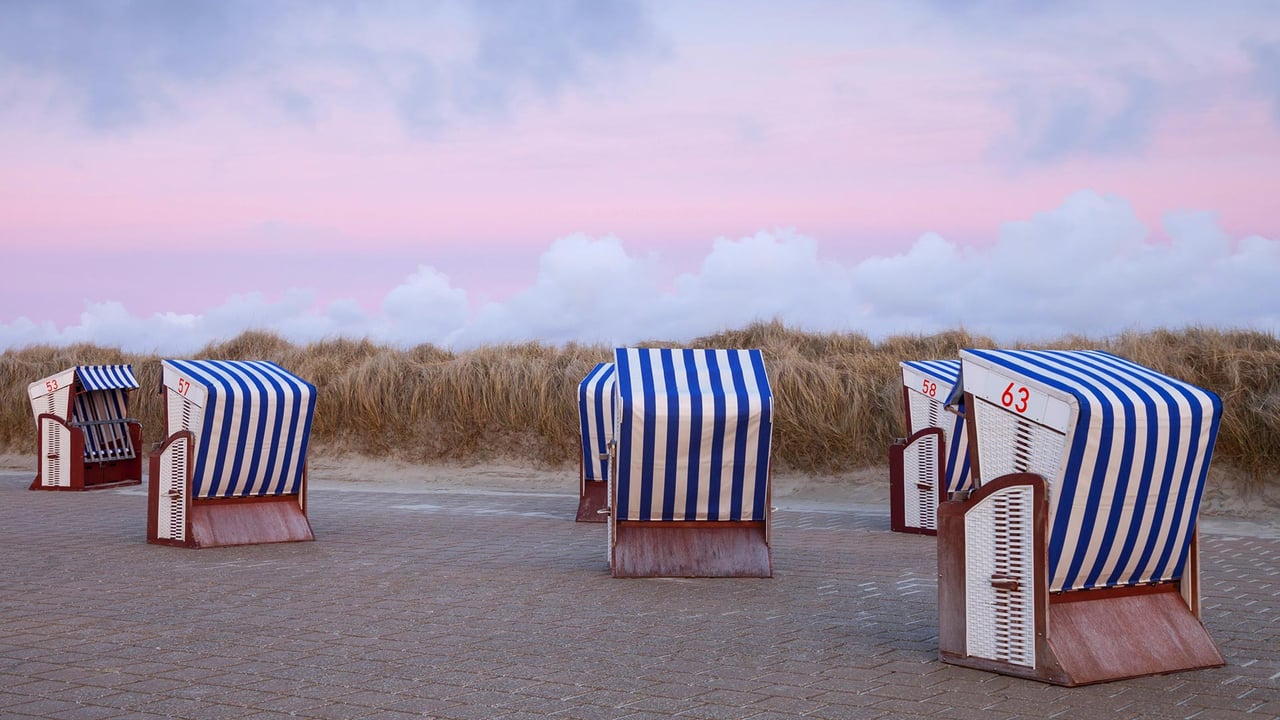 Strandkörbe im Abendrot am Nordstrand der Insel Borkum, Niedersachsen (© DEEPOL by plainpicture/Wilfried Wirth)