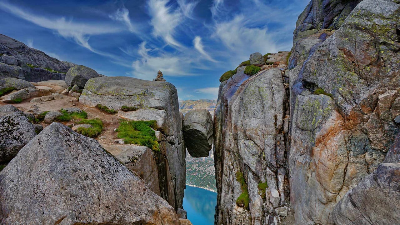 The Kjeragbolten boulder on the mountain Kjerag in Rogaland county, Norway (© Angel FAyE/Getty Images)