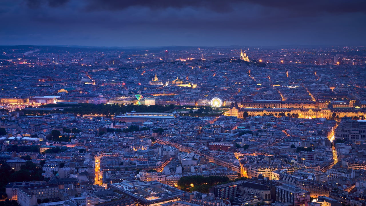 Vue aérienne de Paris au crépuscule avec le Jardin des Tuileries, le Louvre et le Sacré-Cœur de Montmartre (© Francois Roux/Alamy Stock Photo)