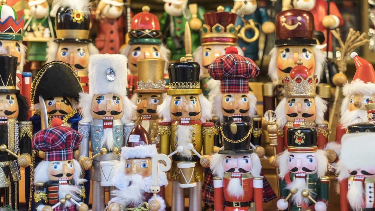 Souvenirverkauf auf dem Christkindlesmarkt, Nürnberg (© AlpKaya/Shutterstock)