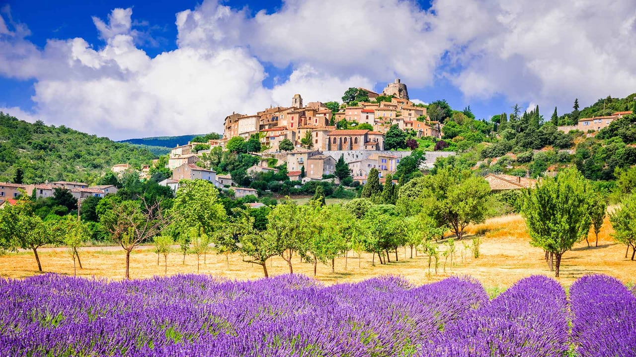 Village de Simiane-la-Rotonde et champ de lavande, en Provence (© SandyS/emicristea/Getty Images)