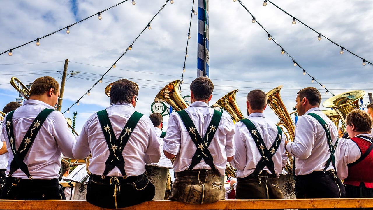 Eine Blaskapelle auf dem Oktoberfest in München, Bayern, Deutschland (© FooTToo/iStock Editorial/Getty Images Plus)