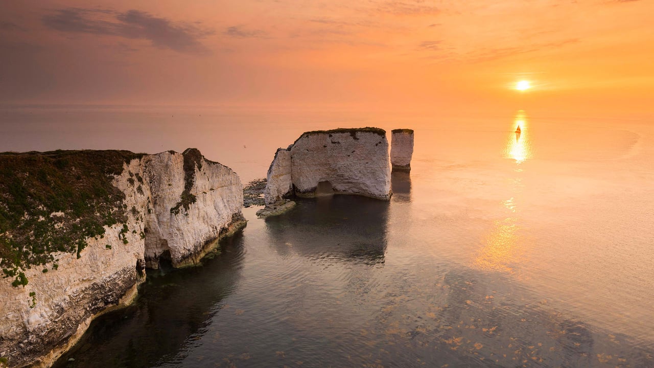 Sunrise at the chalk pinnacles of Old Harry Rocks, near Studland, Dorset (© Graham Hunt/Alamy Stock Photo)