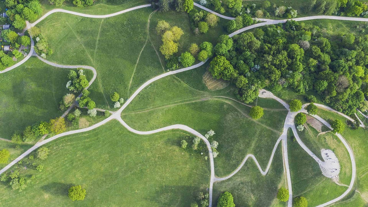 Luftaufnahme des Olympiabergs im Olympiapark in München, Bayern, Deutschland (© Michael Malorny/Westend61/offset by shutterstock)