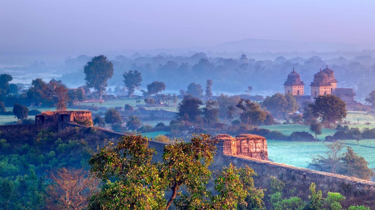 View of Orchha, Madhya Pradesh, India (© Holly Barber/Alamy Stock Photo)