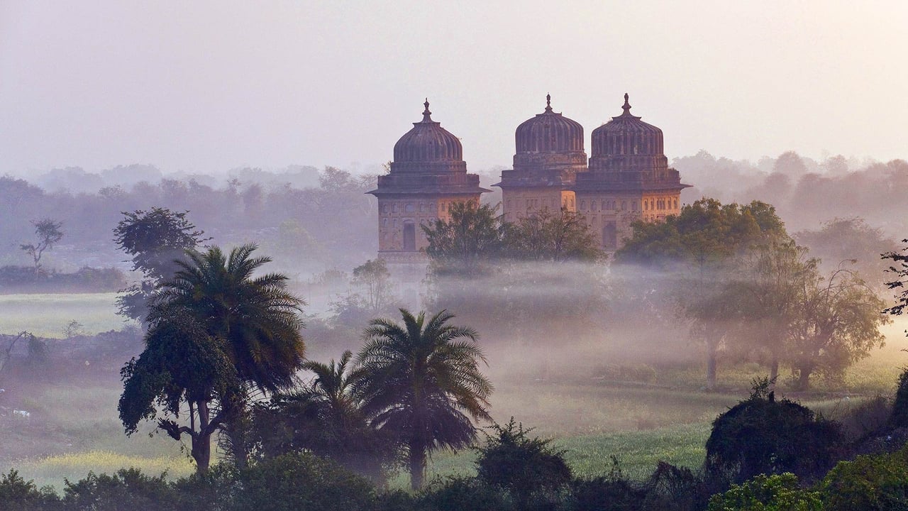 Orchha Palace on a misty morning at sunrise (© Luigi Vaccarella/Sime/eStock Photo)