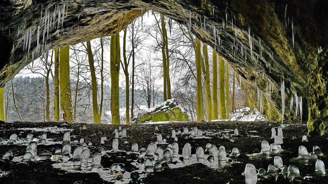 Eiszapfen in der Oswaldhöhle bei Muggendorf, Bayern (© Rüdiger Hess/geo-select FotoArt)