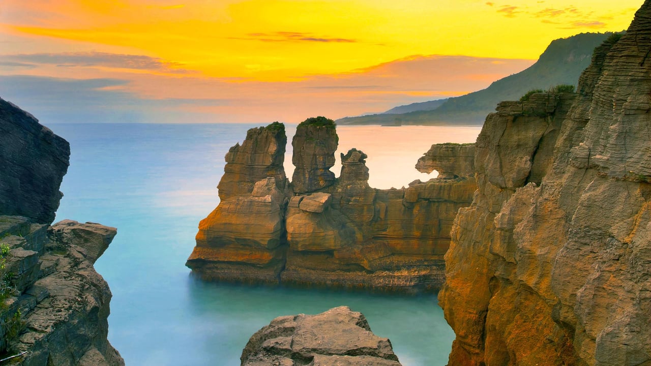 The Tasman Sea from Punakaiki on South Island, New Zealand (© Maurizio Rellini/Sime/eStock Photo)