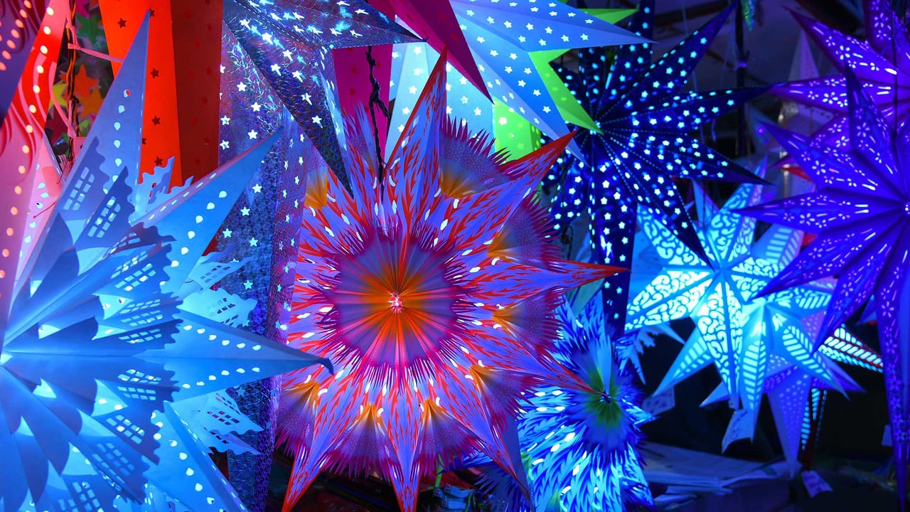 Colourful Christmas stars on sale in a market in Kerala (© Santosh Varky/Alamy Stock Photo)
