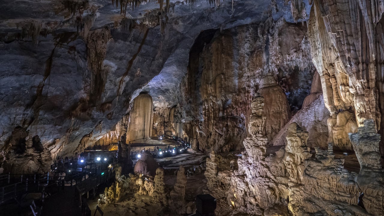 Grotte du Paradis, Parc national de Phong Nha–Ke Bang, Vietnam (© Pakawat Thongcharoen/Getty Images)
