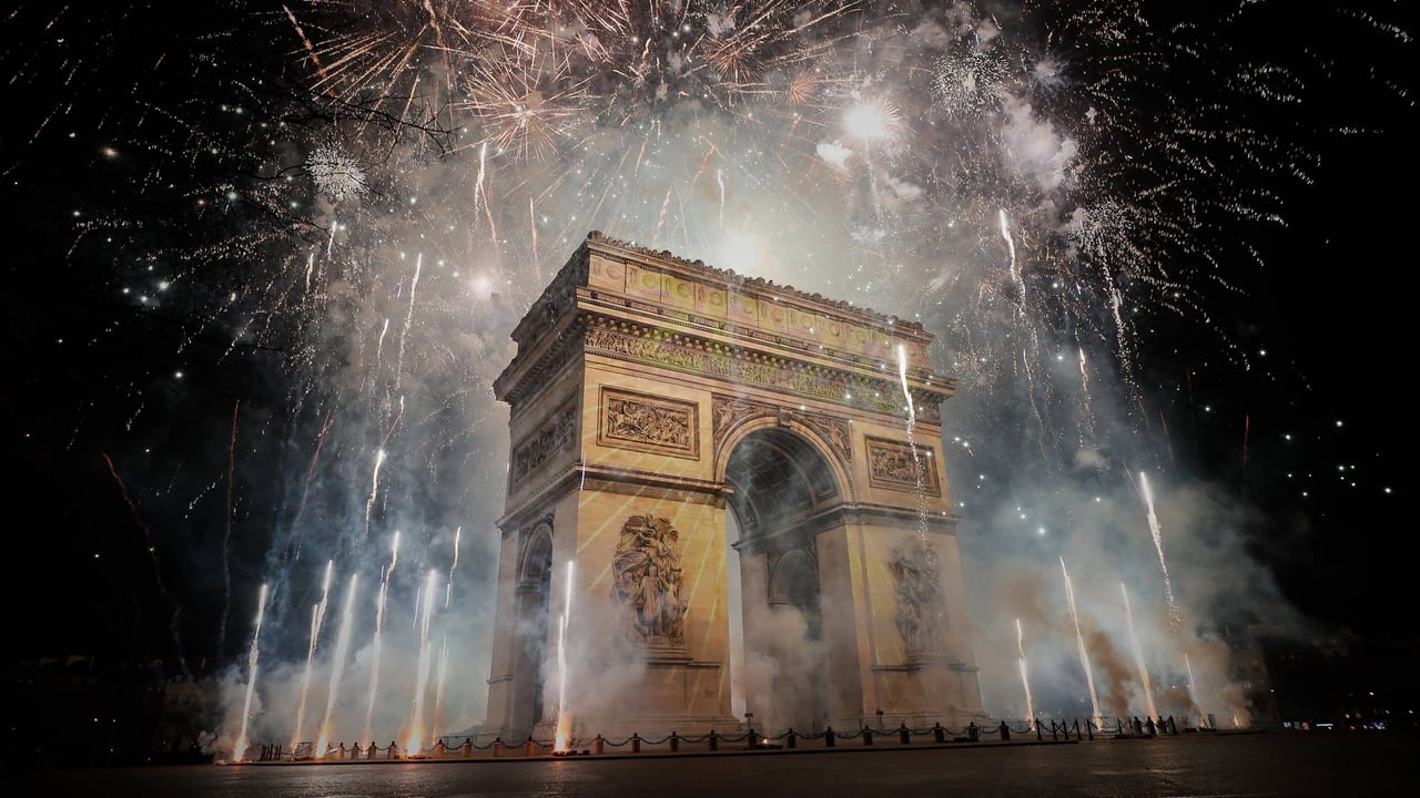 Arc de Triomphe sous les feux d’artifice, Paris (© Kiran Ridley/Getty Images)