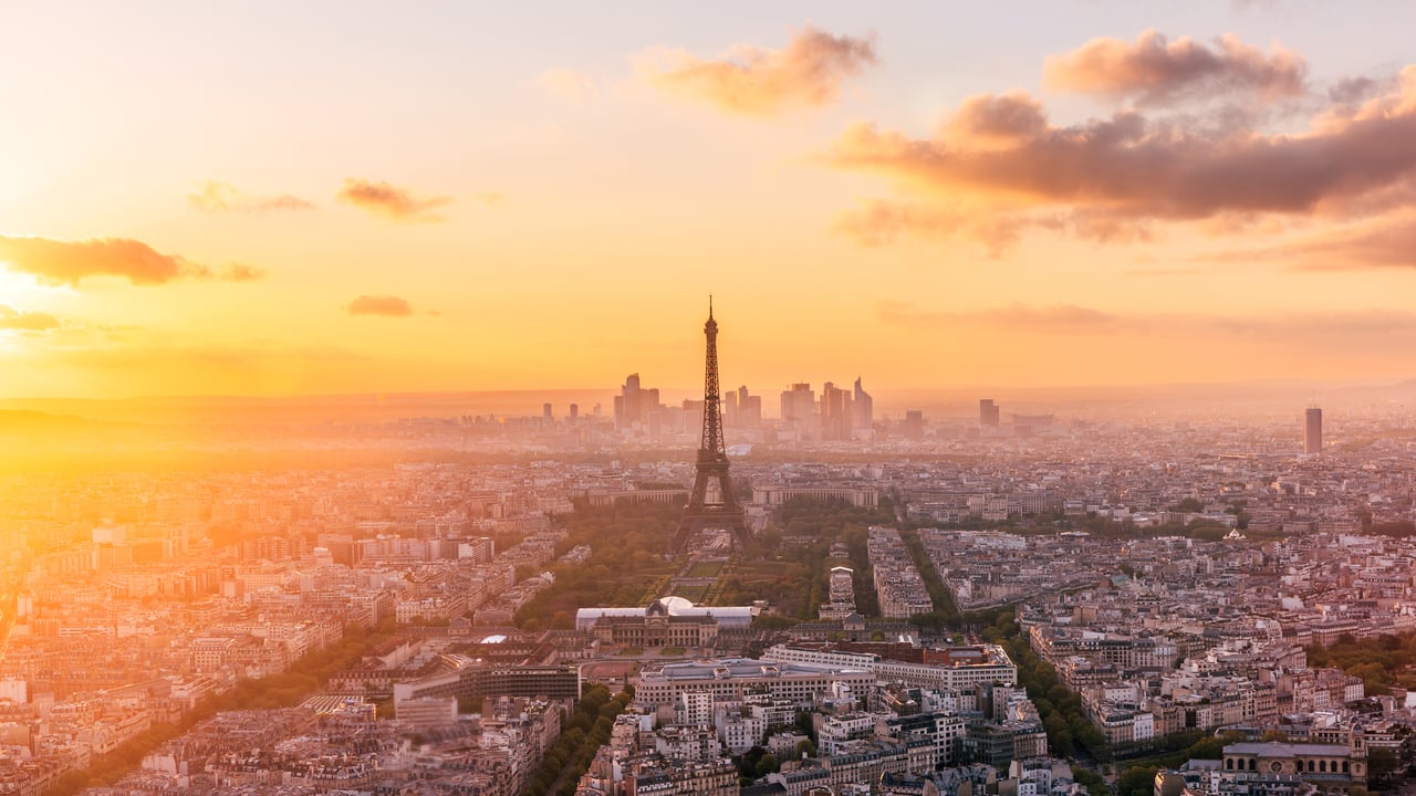 Torre Eiffel ao pôr do sol, Paris, França (© Alexander Spatari/Getty Images)