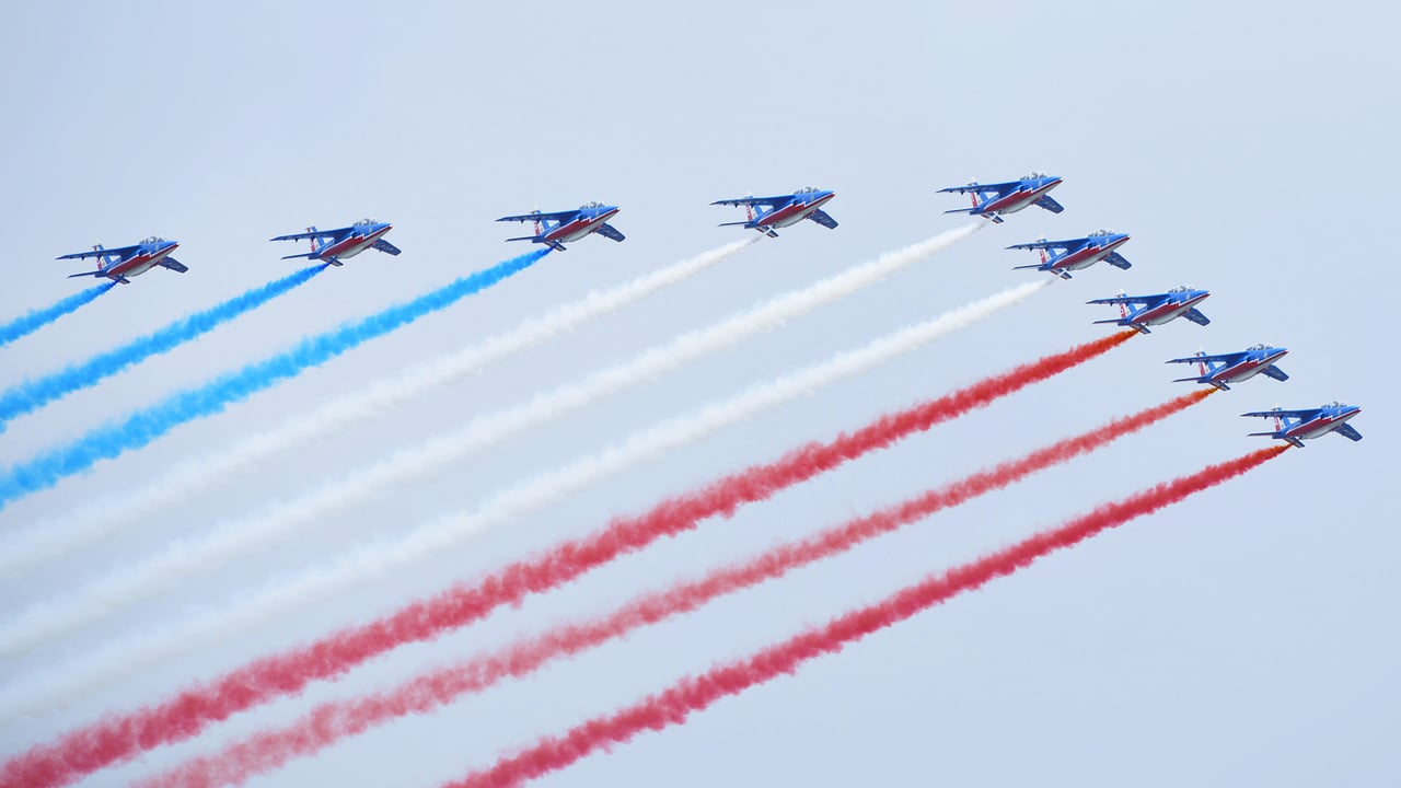 La Patrouille de France lors du défilé du 14 juillet 2014 sur les Champs-Élysées (© Xinhua/Alamy Stock Photo)