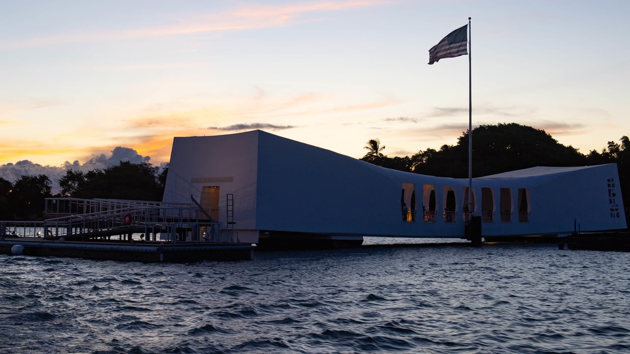USS Arizona Memorial, Pearl Harbor, Honolulu, Hawaii (© Jessica O. Blackwell/APFootage/Alamy)