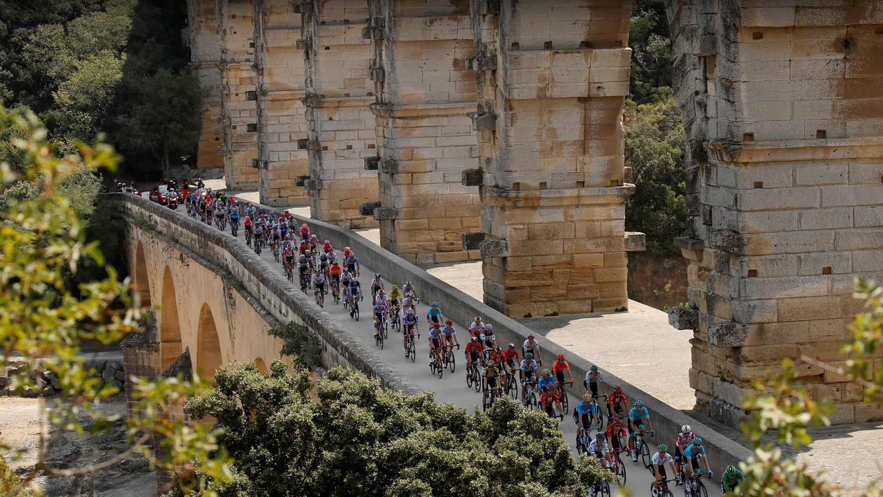 Tour de France cyclists crossing the Pont du Gard, France (© Gonzalo Fuentes/Reuters)