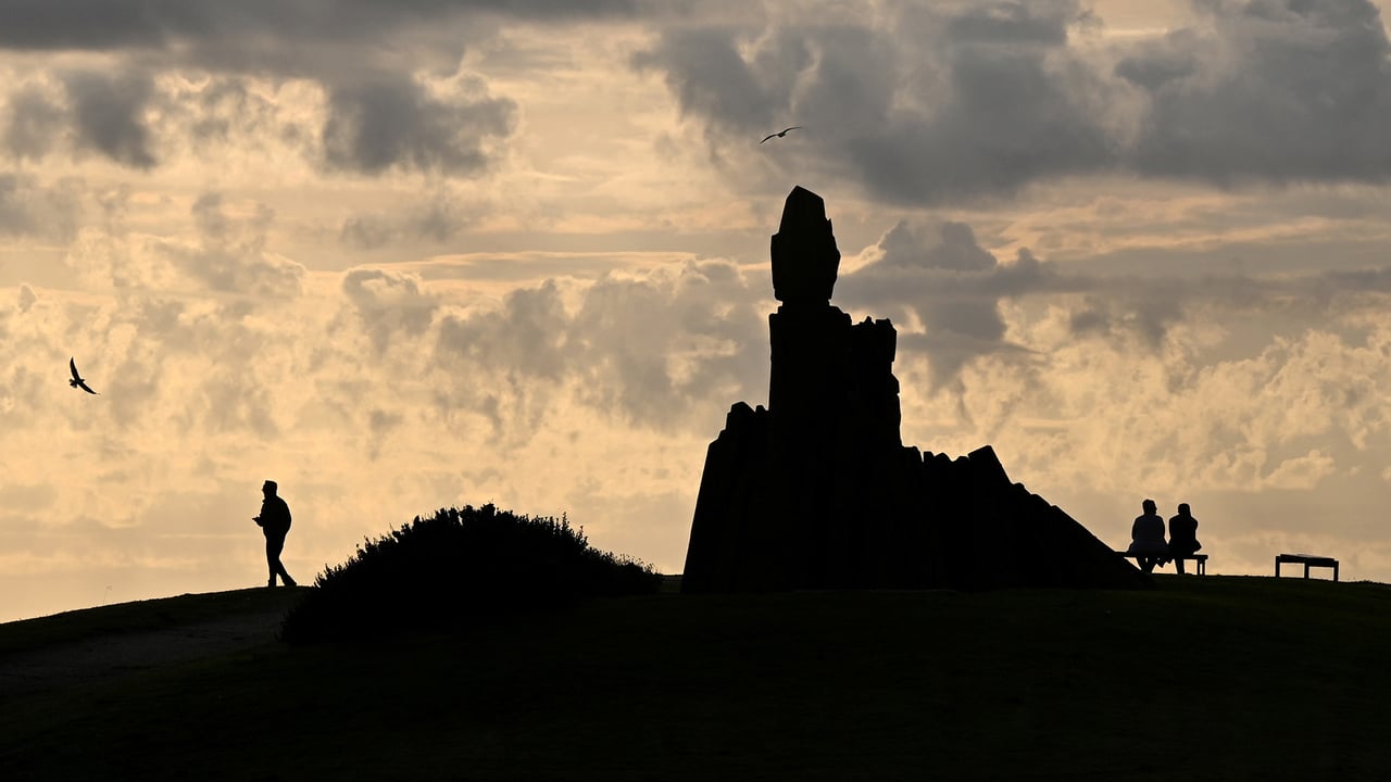 Coucher de soleil sur la Méditerranée près du Bateau Ivre, monument en l’honneur d’Arthur Rimbaud, Parc du Prado, Marseille (© GERARD JULIEN/AFP via Getty Images)