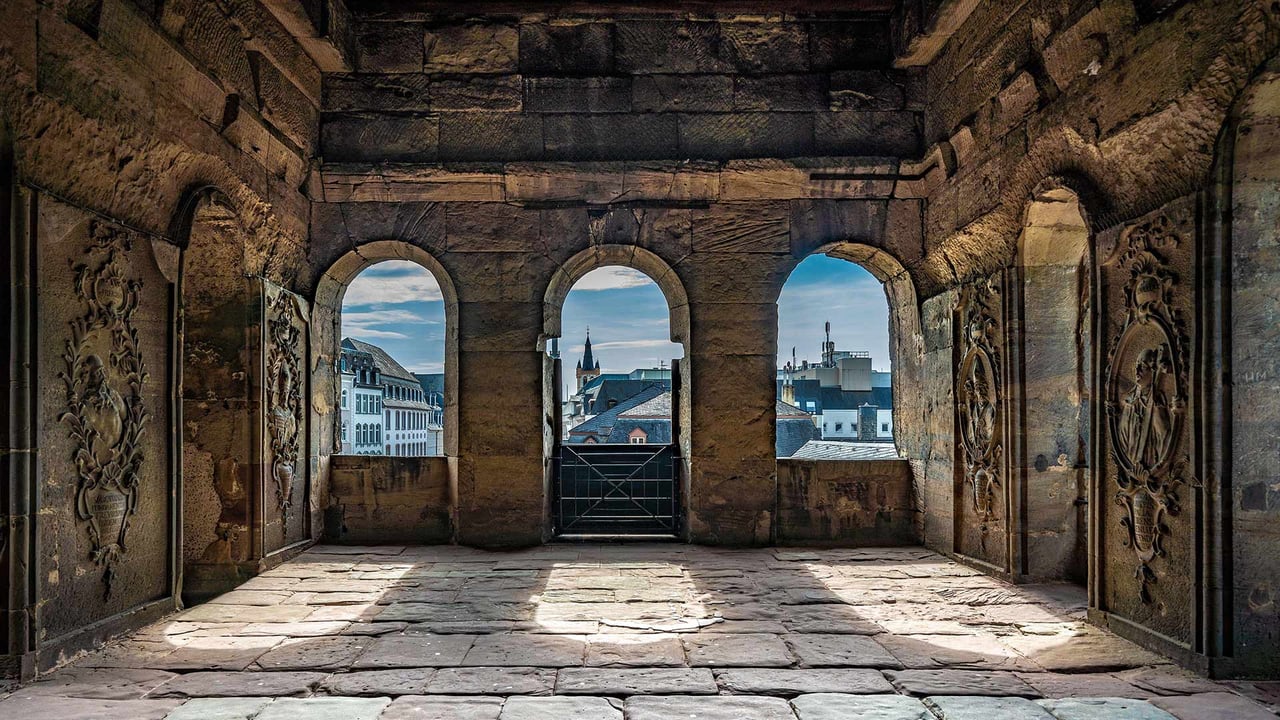 Im Innern der Porta Nigra, Trier, Rheinland-Pfalz (© Stockinasia/Alamy Stock Photo)