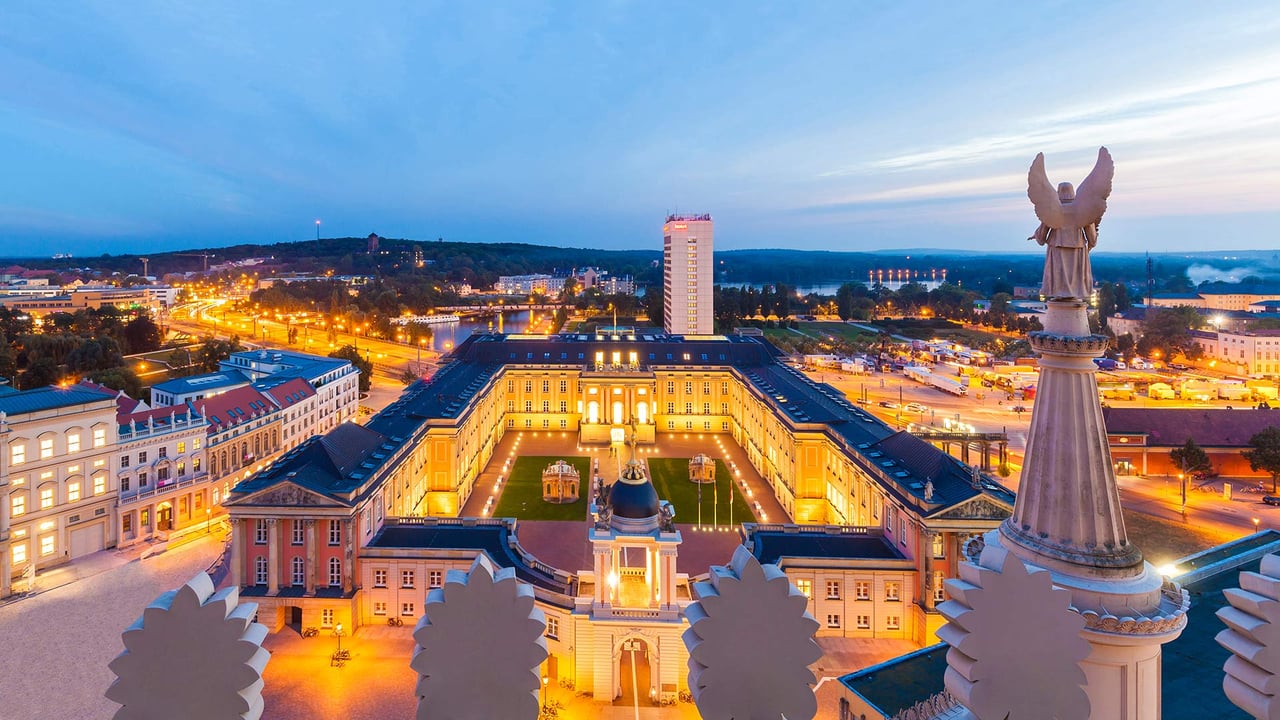 Blick von der Nikolaikirche auf das Stadtschloss mit dem Fortunaportal, Potsdam, Brandenburg (© Westend61/Cavan Images)