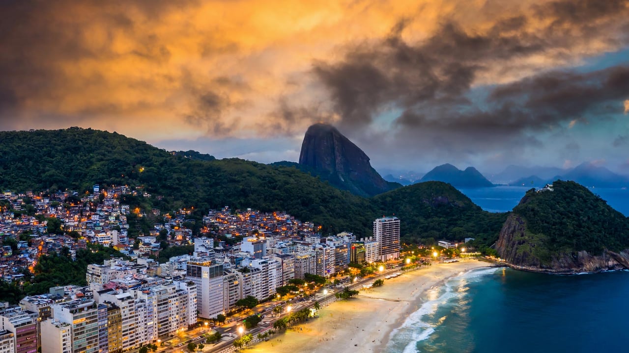 Praia de Copacabana, Rio de Janeiro, Brasil (© Anton Petrus/Getty Images)