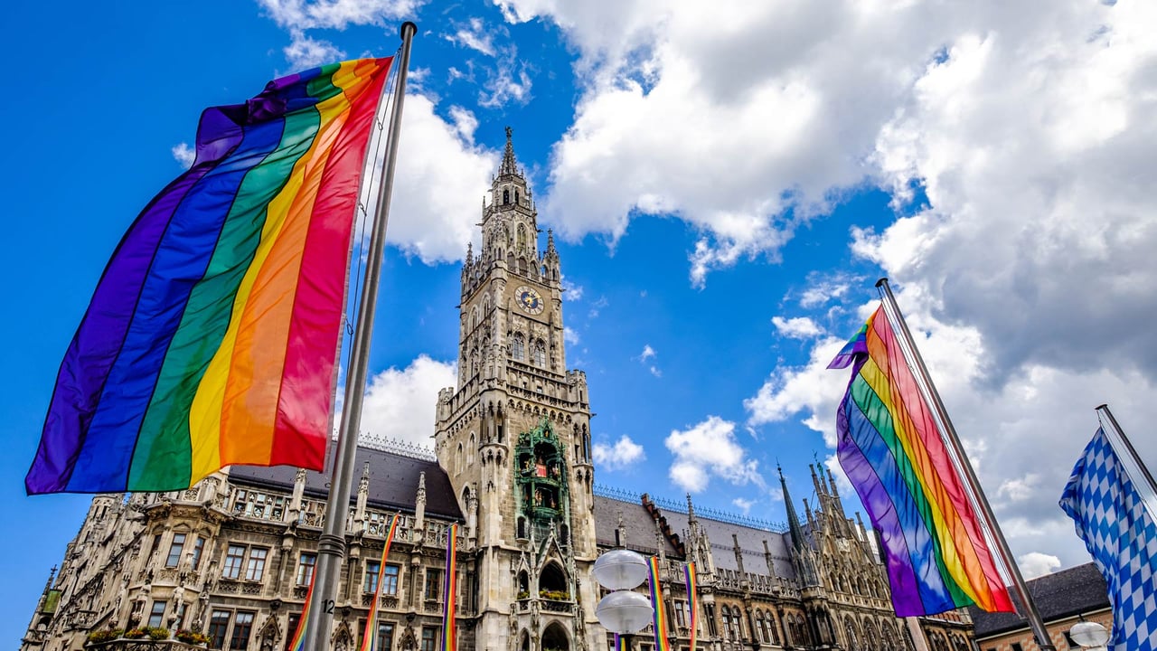 Regenbogenfahnen am Münchner Rathaus (© FooTToo/iStock/Getty Images Plus)