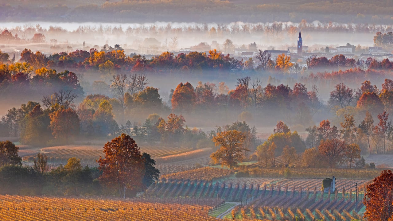 Farra di Soligo in the Prosecco Hills of Veneto, Italy (© Olimpio Fantuz/Sime/eStock Photo)