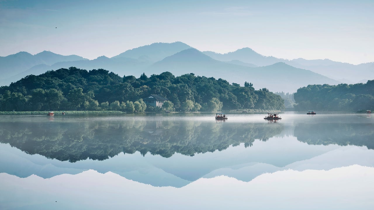 杭州西湖水墨意境般的风景，浙江省，中国 (© zhangshuang/Getty Images)