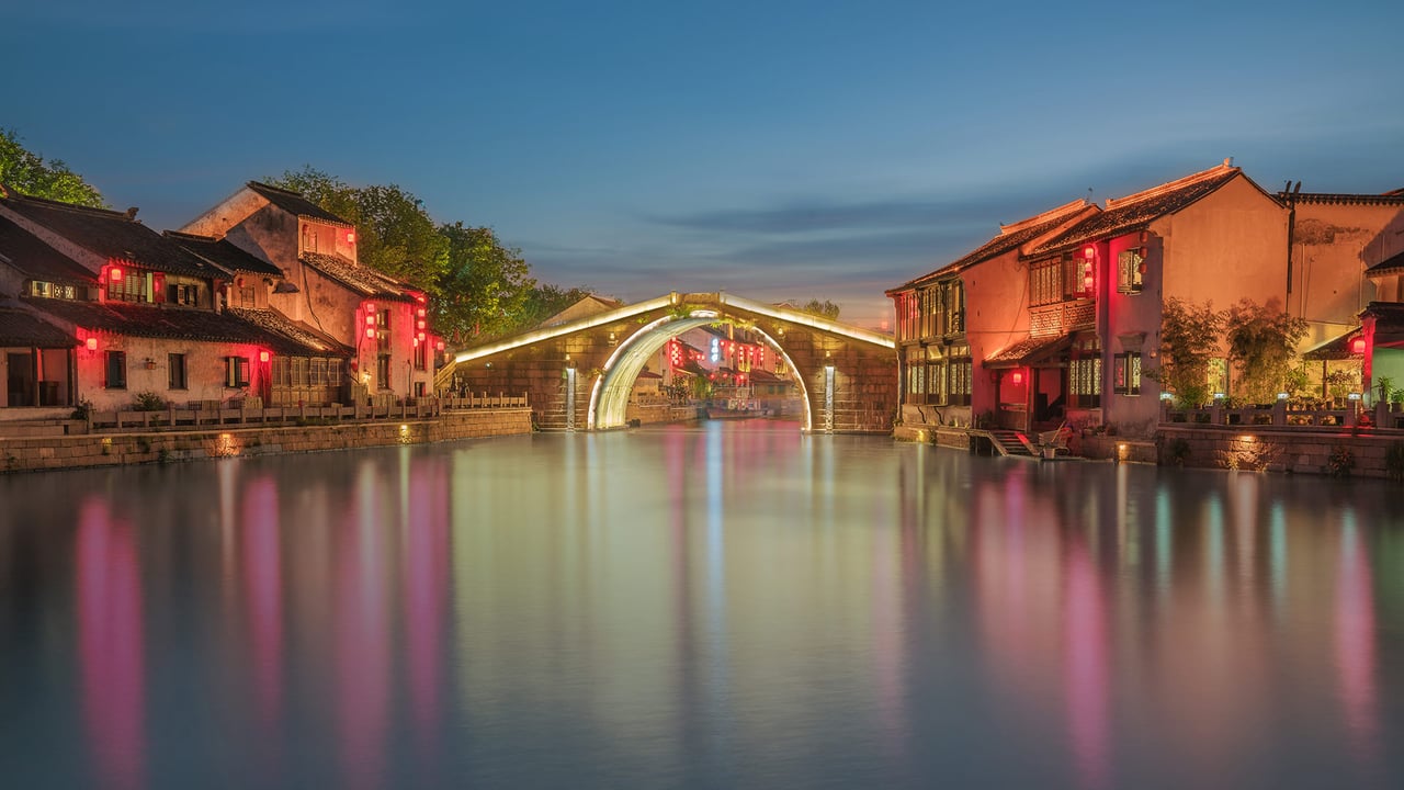 Qingming Bridge in Wuxi, China (© Hanyu Qiu/Shutterstock)