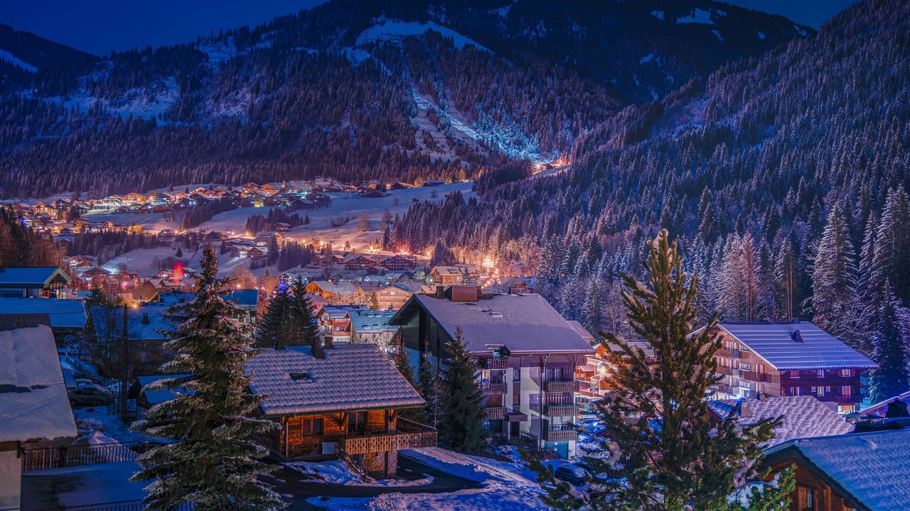 Vue sur un village de montagne illuminé, France (© Dario Berardi/500px)