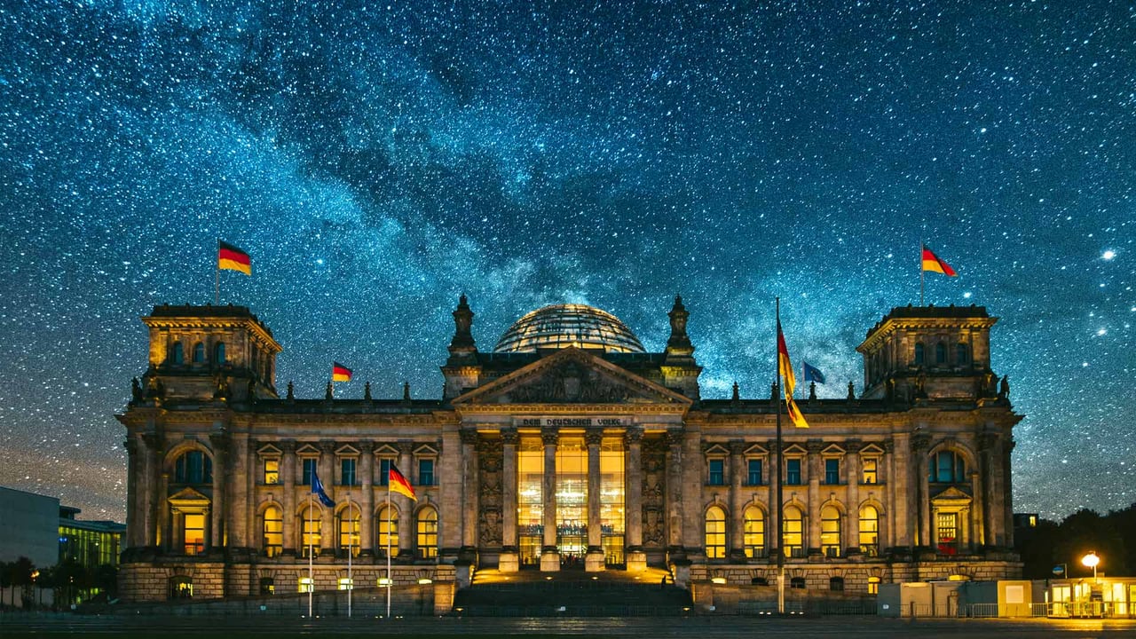 Der Reichstag unter einem Sternenhimmel, Berlin (© MarioGuti/Getty Images)
