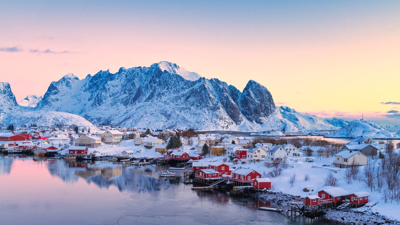 Le village pêcheur de Reine, Norvège (© Roberto Moiola/Cavan Images/SuperStock)