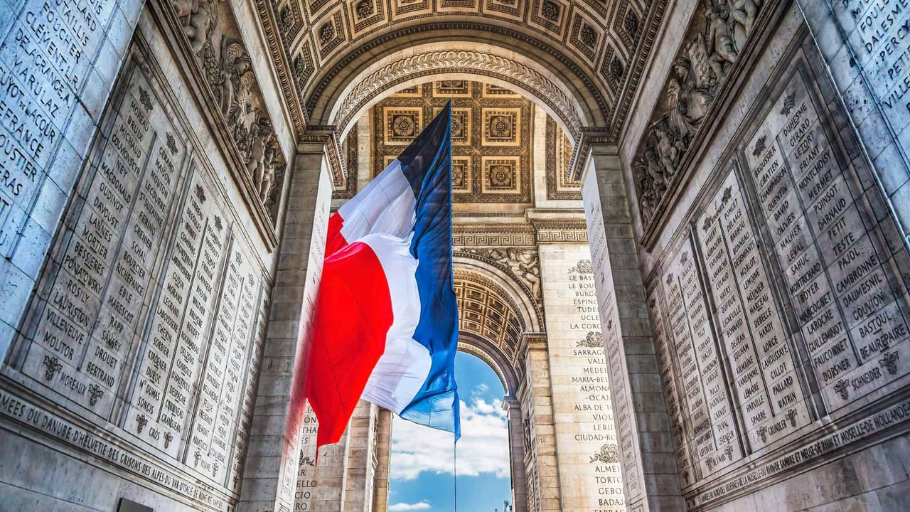 Drapeau français sous l’Arc de Triomphe, Paris, France (© Wiliam Perry/Alamy Stock Photo)
