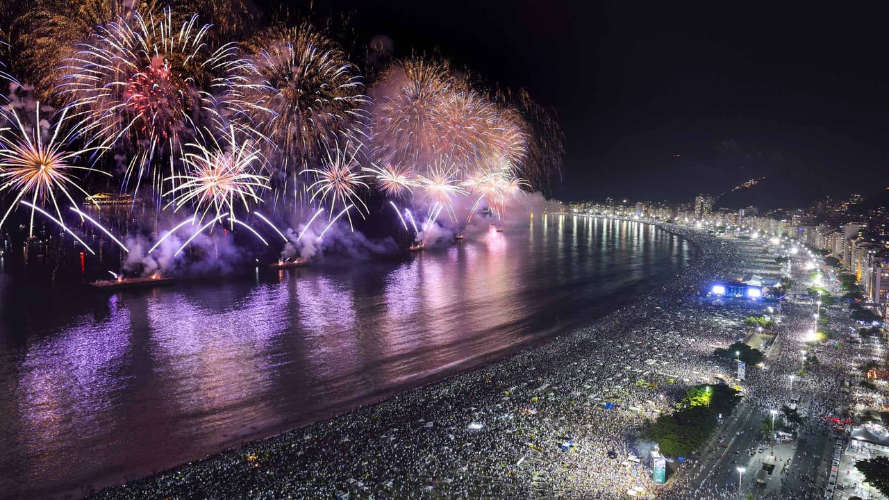 Fogos de artifício na festa de Ano Novo na praia de Copacabana (© Pulsar Imagens/Alamy)