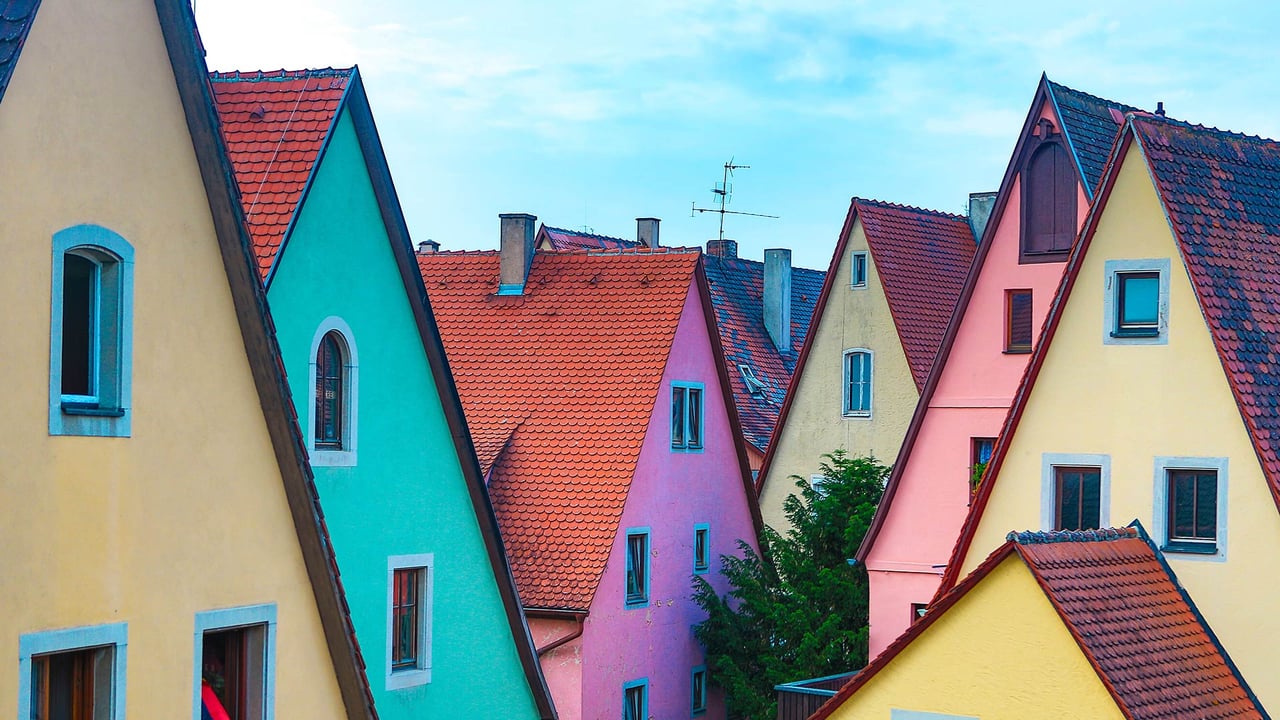Bunte Häuserfassaden in Rothenburg ob der Tauber, Bayern, Deutschland (© Prisma by Dukas Presseagentur GmbH/Alamy Stock Photo)