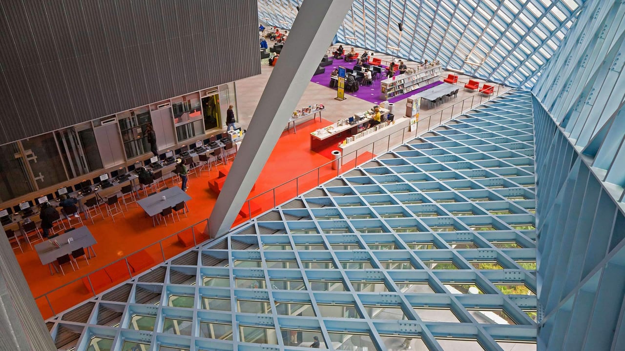 Interior of Seattle Public Library’s Central Library (© Ron Buskirk/Alamy)