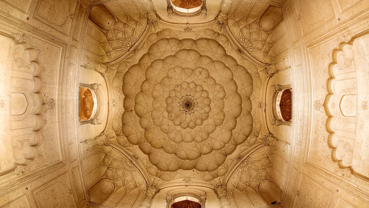 Detail of ceiling of Safdarjung's Tomb, Delhi (© David Clapp/Getty Images)