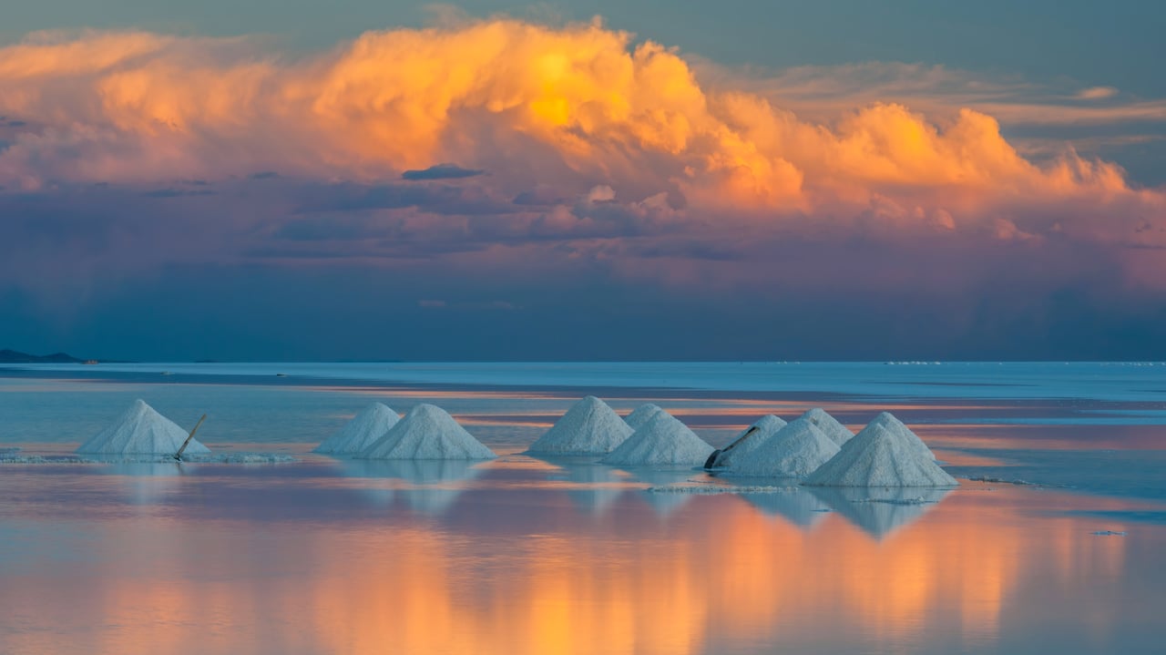 Salt cones on Salar de Uyuni, Bolivia (© John Shaw/Minden Pictures)
