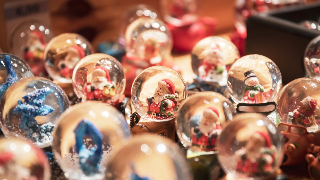 Boules à neige sur un marché de Noël à Heidelberg, Allemagne (© George Pachantouris/Getty Images)
