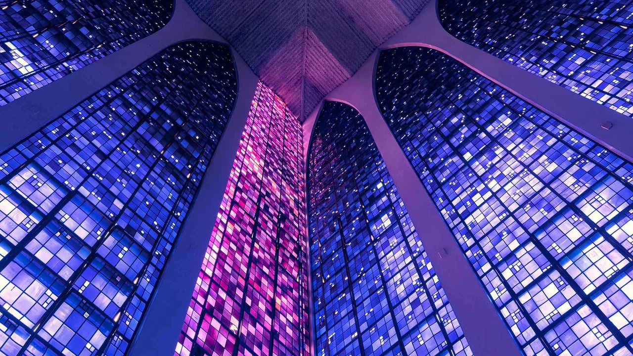 Detalhe de vitrais do Santuário Dom Bosco, em Brasília-DF (© Rafael Serathiuk/Shutterstock);