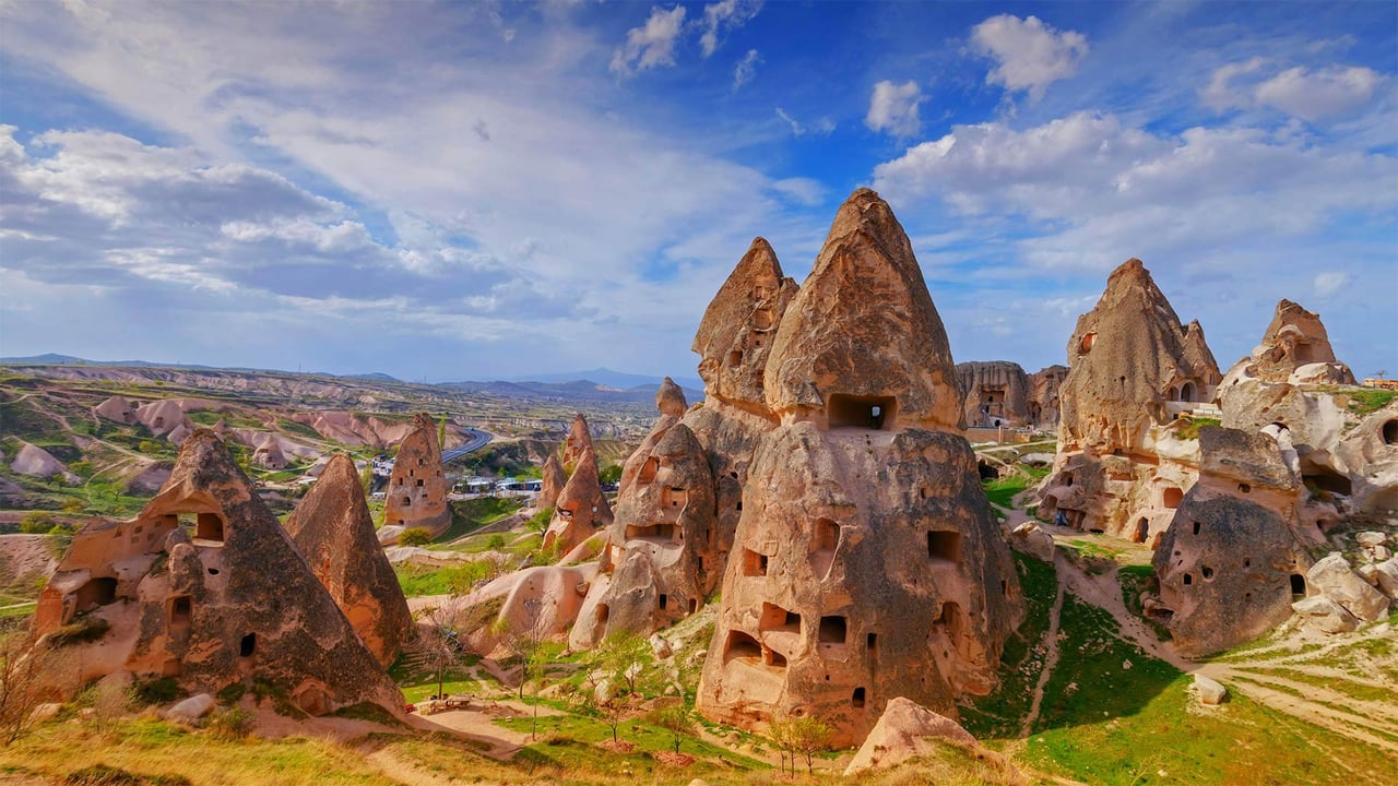 Fairy chimneys and cave dwellings in Uçhisar, Cappadocia, Turkey (© Ivan Kmit/Alamy)