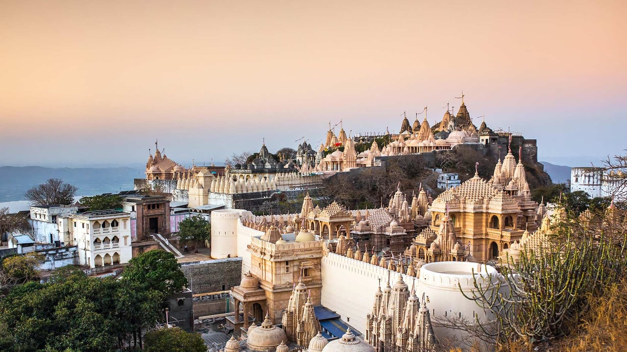 Jain temples on top of Shantrujaya hill, Palitana, Gujarat (© Aliaksandr Mazurkevich/Alamy Stock Photo)
