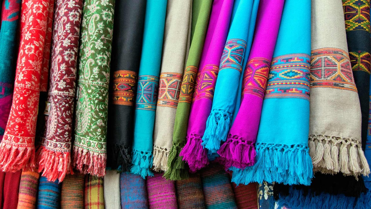 Bright coloured cloth shawls, from Nepal and India (© Ilia Andrievsky/Alamy Stock Photo)