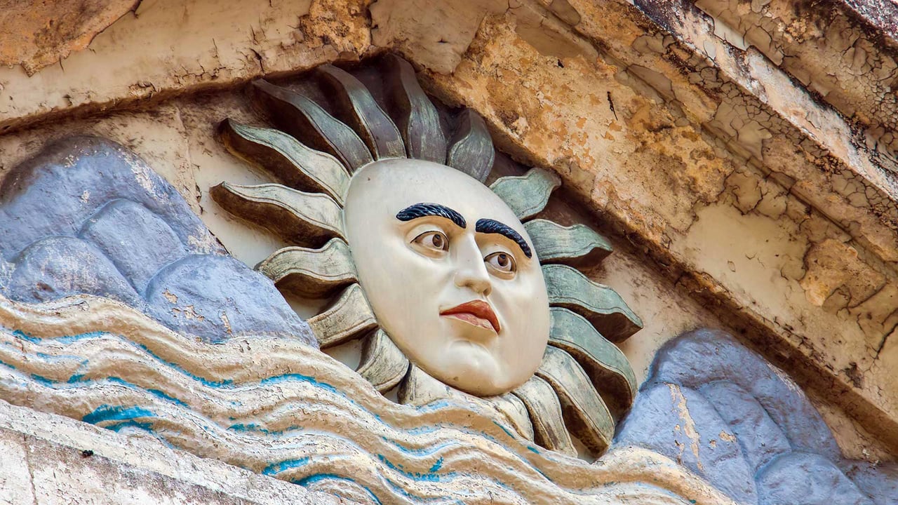Sun deity on arch of Parsi Fire-Temple, south Mumbai (© Danny Ye/Shutterstock)