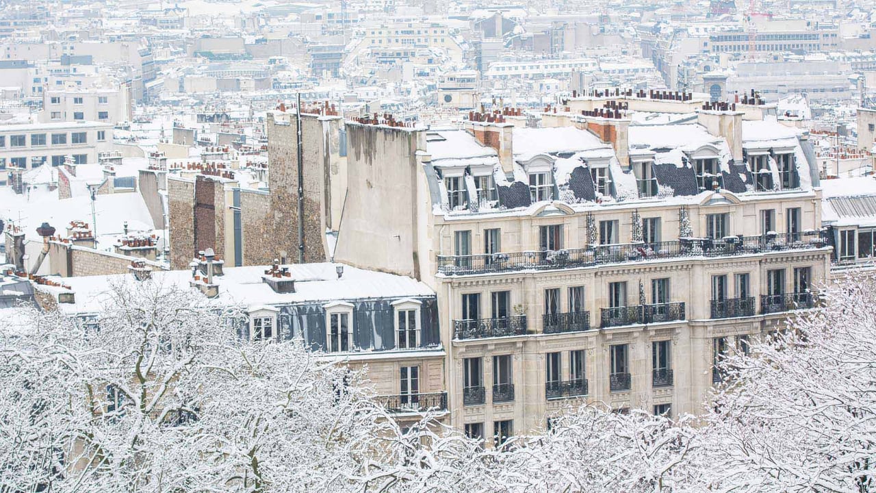Les toits de Paris sous la neige (© Brasil2/iStock/Getty Images Plus)