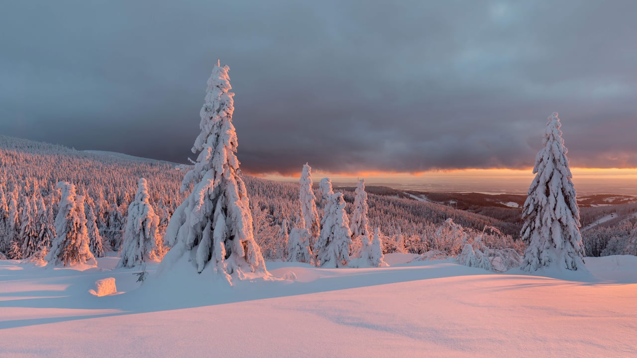 Scène hivernale dans les montagnes et soleil couchant, France (© Michal Balada/iStock/Getty Images Plus)