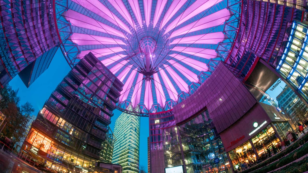 Beleuchteter Innenraum, Sony Center, Berlin (© travelstock44/Alamy Stock Photo)